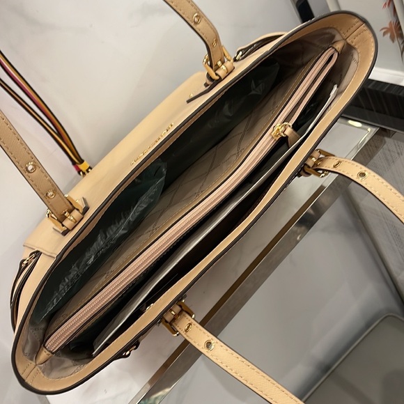 Michael Kors Voyager Small Saffiano Leather Tote Bag
30H1GV6T4T
NWT
OYSTER - Picture 5 of 16